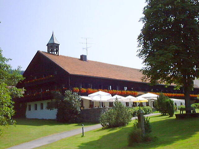 Außenansicht des Romantik-Hotels Gut Schmelmerhof: Tradition und zeitgemäßer Komfort - Gut Schmelmerhof bietet beides.