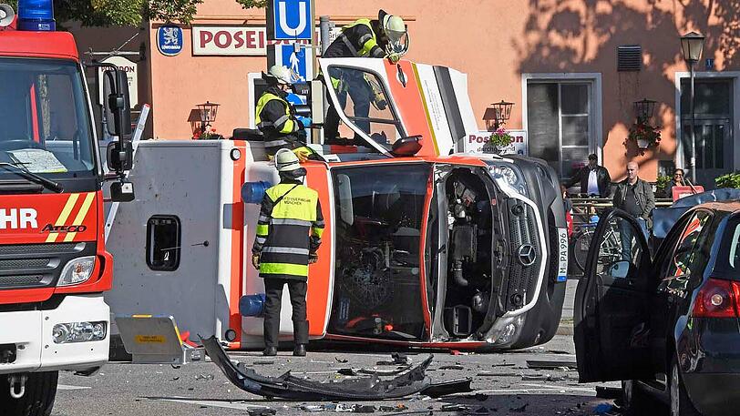 Sechs Menschen wurden bei dem Zusammenstoß verletzt, Augenzeugen eilten sofort zur Hilfe herbei.