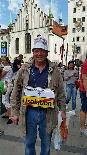 Einige Plakate zeigten radikale Parolen, insgesamt verliefen die Proteste nach Polizeiangaben friedlich.