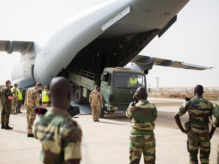 Ein Transportflugzeug der Bundeswehr wird bei einem Einsatz im Jahr 2015 in Dakar im Senegal entladen.