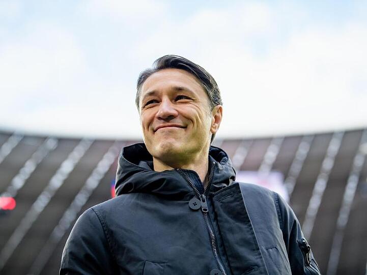Trainer Niko Kovac vom FC Bayern München steht vor Spielbeginn am Spielfeldrand. Foto: Matthias Balk/Archiv