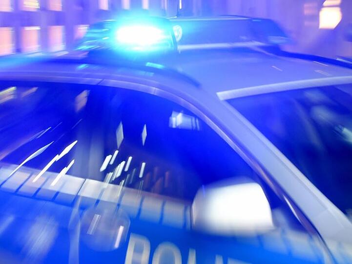 Streifenwagen der Polizei mit eingeschaltetem Blaulicht. Foto: Carsten Rehder/Archiv