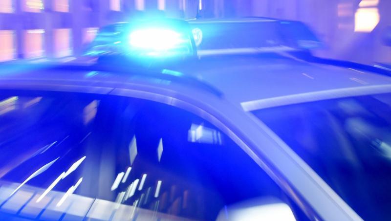 Streifenwagen der Polizei mit eingeschaltetem Blaulicht. Foto: Carsten Rehder/Archiv Streifenwagen der Polizei mit eingeschaltetem Blaulicht. Foto: Carsten Rehder/Archiv