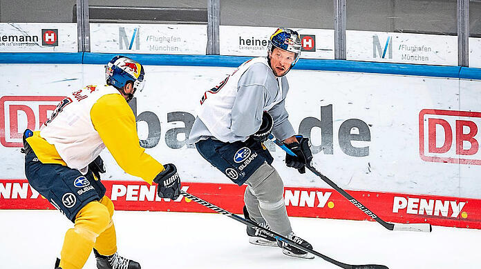 Erstes Heimspiel: Patrick Hagers (r.) EHC empfängt Vojens.