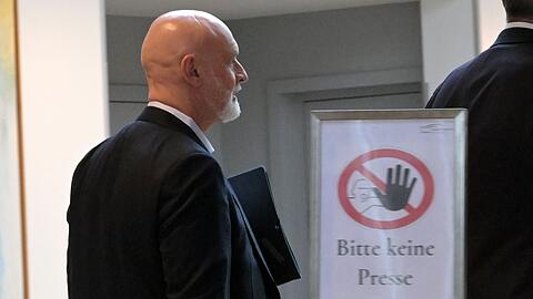 Es dringt nicht viel heraus aus dem Verhandlungssaal, hier dbb-Chef Volker Geyer im Potsdamer Hotelfoyer.