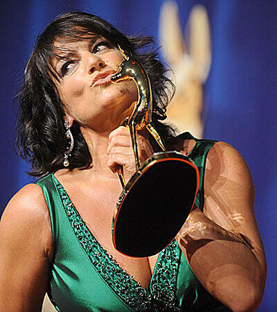 Und wer viel und gut arbeitet wird belohnt: Christine Neubauer gewann unter anderem schon den Adolf-Grimme-Preis, den Bayerischen Fernsehpreis und 2008 den Bambi, den sie auch gleich herzlich küsste.