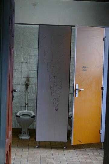 Es bestand offensichtlich genug Zeit den Band-Namen "KIZ" gleich zwölfmal an die Trennwand zu malen.