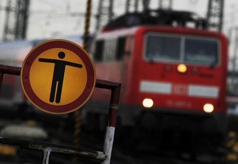 Weil der Mann seinen Hund hinter dem Sicherheitsbereich suchte, musste der Bahnverkehr 20 Minuten lang gesperrt werden. (Symbolbild)