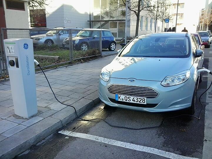 Der Ford Focus Electric wird an der Zapfsäule in der Kathi-Kobus-Straße aufgeladen.
