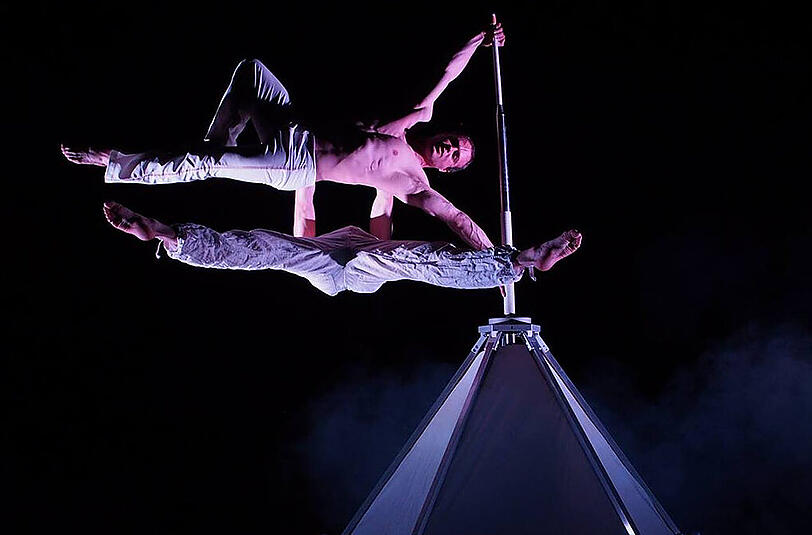 Das Duo "Living Flags" stellt sich quer.