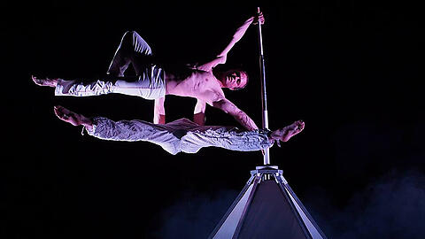 Das Duo "Living Flags" stellt sich quer.
