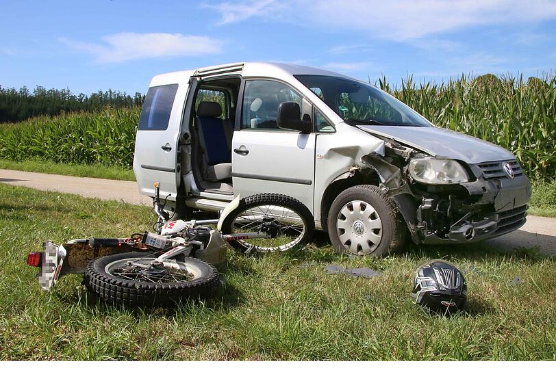 Ob der Motorradfahrer einen Führerschein für die Maschine besitze, sei Gegenstand weiterer Ermittlungen, so die Polizei.