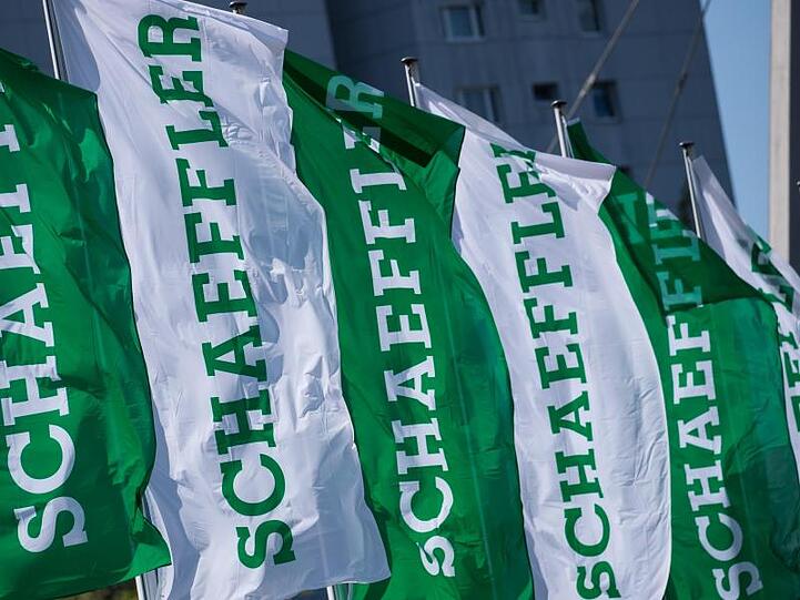 Fahnen mit dem Logo des Auto- und Industriezulieferers Schaeffler. Foto: Daniel Karmann/dpa/Archivbild