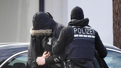 Eine Person wird von Polizisten in den Bundesgerichtshof gebracht.