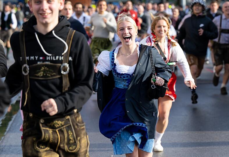 Auf die Plätze, fertig, Zelt! Kaum ist das Gelände geöffnet, sausen die ersten bestens gelaunt Richtung Lieblingszelt.