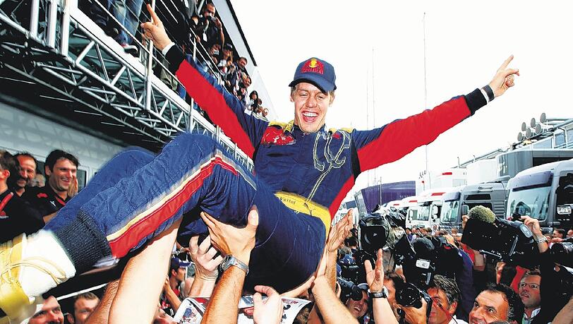 „Jedes Bild, das ich nach dem Sieg aufgeschnappt habe, das wird mein ganzes Leben bleiben“: Sebastian Vettel, in der Formel 1 oben angekommen. „Jedes Bild, das ich nach dem Sieg aufgeschnappt habe, das wird mein ganzes Leben bleiben“: Sebastian Vettel, in der Formel 1 oben angekommen.