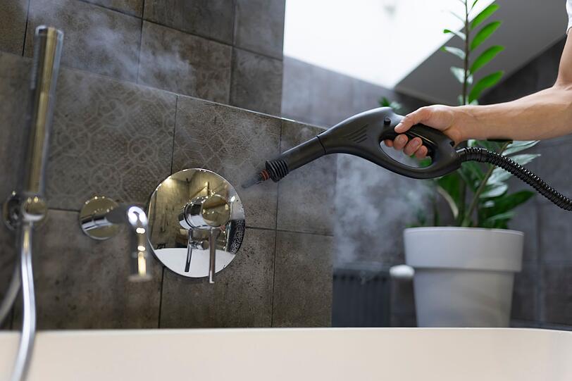 Ganz ohne sich über chemische Zusammensetzungen und deren Wirkungsweise Gedanken machen zu müssen, lässt sich die Dusche mit einem Dampfreiniger intensiv sauber machen - sogar in Ecken und Kanten, die für eine manuelle Reinigung mit Schwamm oder Lappen eher unzugänglich sind. Ganz ohne sich über chemische Zusammensetzungen und deren Wirkungsweise Gedanken machen zu müssen, lässt sich die Dusche mit einem Dampfreiniger intensiv sauber machen - sogar in Ecken und Kanten, die für eine manuelle Reinigung mit Schwamm oder Lappen eher unzugänglich sind.