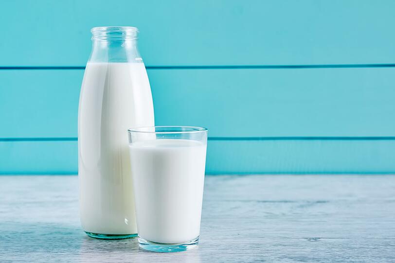 Frische Vollmilch lagern die meisten Menschen zu Recht im K&uuml;hlschrank: Etwa eine Woche h&auml;lt sich die Milch dort. Au&szlig;erhalb des K&uuml;hlschranks kann sie zwar ebenfalls ein paar wenige Tage &uuml;berdauern. Nach zwei Tagen steigt aber die Wahrscheinlichkeit, dass die Milch sauer wird.
