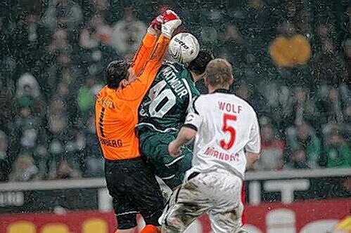 Die Szene welche: Gladbachs Karim Matmour springt Club-Keeper Raphael Schäfer im Fünfmeterraum an. Für Schiedsrichter Florian Meyer war es kein Foul.
