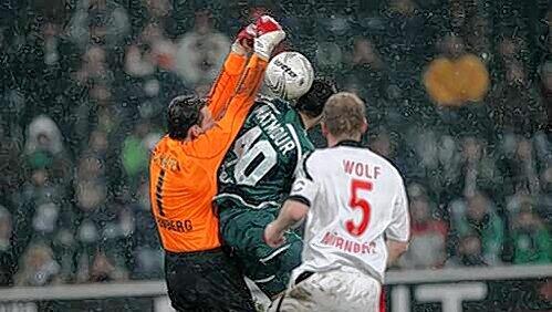Die Szene welche: Gladbachs Karim Matmour springt Club-Keeper Raphael Schäfer im Fünfmeterraum an. Für Schiedsrichter Florian Meyer war es kein Foul. Die Szene welche: Gladbachs Karim Matmour springt Club-Keeper Raphael Schäfer im Fünfmeterraum an. Für Schiedsrichter Florian Meyer war es kein Foul.