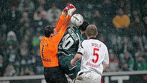 Die Szene welche: Gladbachs Karim Matmour springt Club-Keeper Raphael Schäfer im Fünfmeterraum an. Für Schiedsrichter Florian Meyer war es kein Foul.