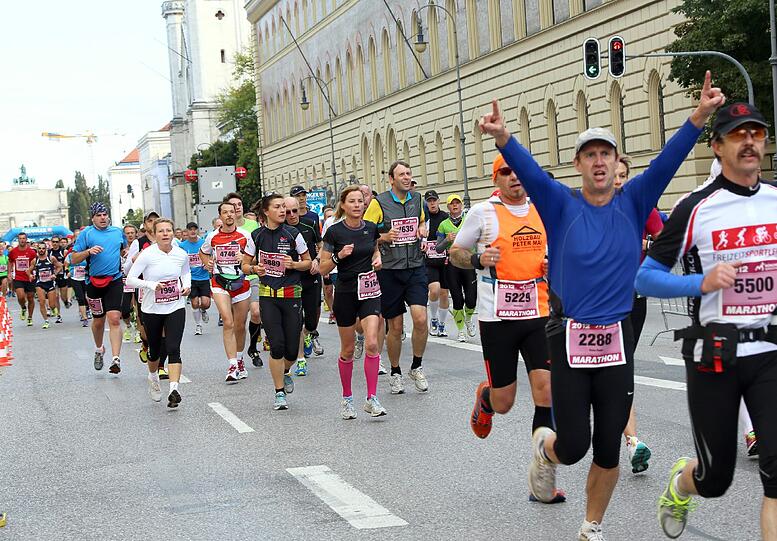 Bunte Kostüme, Kinder feuern ihre Eltern an, viel Schweiß und gute Laune: Die Bilder vom München Marathon 2012