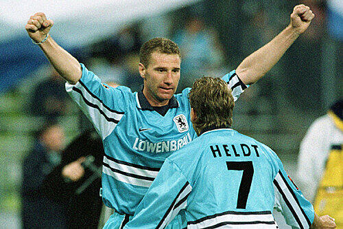 Von 1993 bis 2002 beim TSV 1860 beschäftigt: Bernhard Winkler, der Aufstiegsheld von 1994. Hier jubelt Bernhard Winkler nach einem Tor mit Horst Heldt