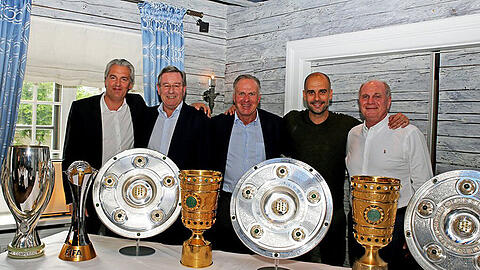 Von links: Jörg Wacker, Karl Hopfner, Karl-Heinz Rummenigge, Pep Guardiola und Uli Hoeneß.