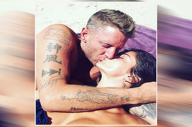 So viel "Amore": Das Model und der Fiat-Erbe kuscheln am Strand.