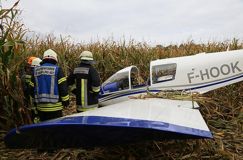 Ein einmotoriges Sportflugzeug landete nahe dem Flugplatz Mößling in einem Maisfeld: die Bilder von der Unfallstelle.