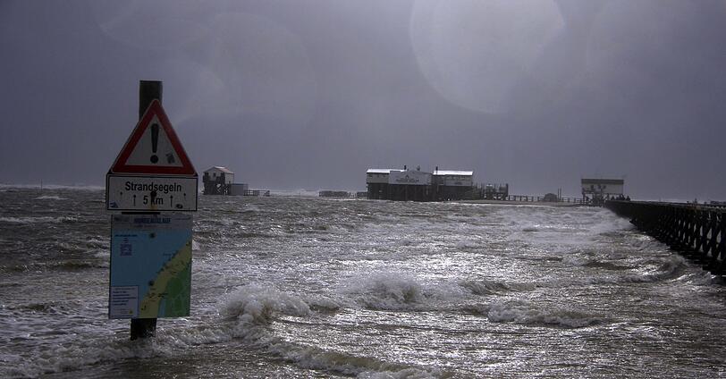 Eine Sturmflut überschwemmt den Strand von St. Peter-Ording beim ersten Herbststurm des Jahres.