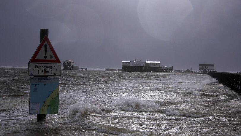 Eine Sturmflut überschwemmt den Strand von St. Peter-Ording beim ersten Herbststurm des Jahres. Eine Sturmflut überschwemmt den Strand von St. Peter-Ording beim ersten Herbststurm des Jahres.