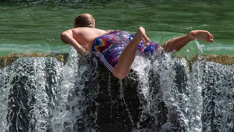 Was für ein Bilderbuchsommer in München: 87 Sommertage (mit 2136,5 Stunden Sonnenschein) und einer Höchsttemperatur von 35,1 Grad wurden gemessen. Die Abkühlung hier im Eisbach &ndash; großartig!