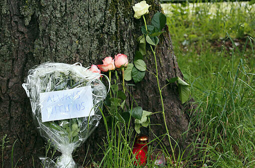 &bdquo;Always with us&ldquo; &ndash; für immer mit uns: Am Tatort haben Menschen Blumengrüße für den schmerzlich vermissten Freund abgelegt.