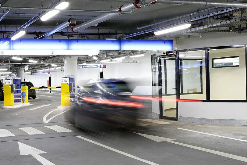 In einer Tiefgarage verbringt der Mann (29) die Nacht. Er klemmt seinen Kopf im Tor der Garage ein. (Symbolbild)