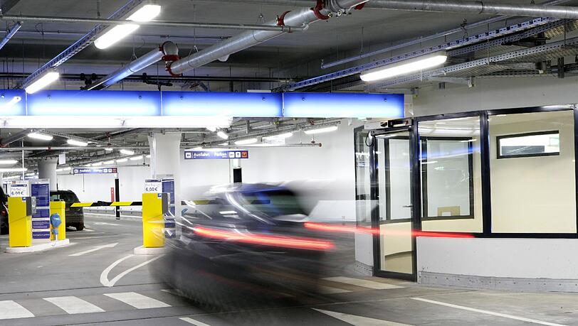 In einer Tiefgarage verbringt der Mann (29) die Nacht. Er klemmt seinen Kopf im Tor der Garage ein. (Symbolbild) In einer Tiefgarage verbringt der Mann (29) die Nacht. Er klemmt seinen Kopf im Tor der Garage ein. (Symbolbild)