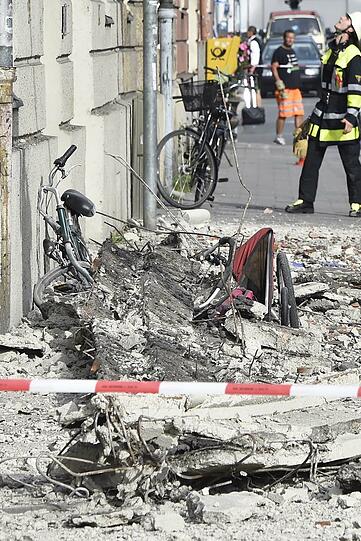 In der Kapuzinerstraße sind Teile eines Hausdachs einfach auf die Straße gefallen.