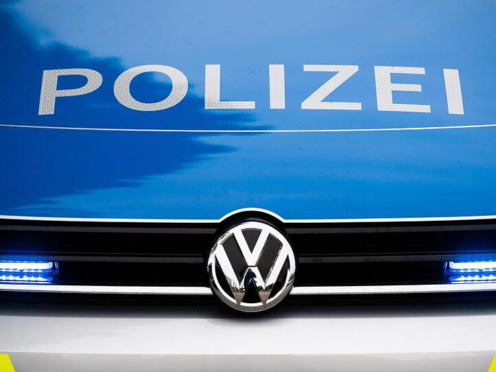 Ein Blaulicht leuchtet an einer Polizeistreife. Foto: Lino Mirgeler/dpa/Archivbild