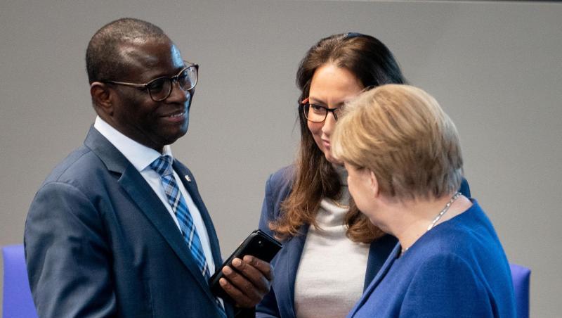 Bundeskanzlerin Angela Merkel (CDU) stellt sich hinter den SPD-Bundestagsabgeordneten Karamba Diaby (li), nachdem dessen Bürgerbüro angegriffen wurde. Bundeskanzlerin Angela Merkel (CDU) stellt sich hinter den SPD-Bundestagsabgeordneten Karamba Diaby (li), nachdem dessen Bürgerbüro angegriffen wurde.