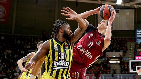 Liefern sich ein intensives Duell: Bayerns Co-Kapitän Vladimir Lucic (r.) und Ex-Teamkollege Devin Booker.