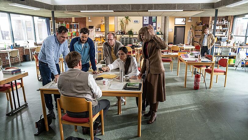 Die nächste Verfilmung eines Drehbuches von Jan Weiler, "Eingeschlossene Gesellschaft" von Sönke Wortmann, kommt bald ins Kino. Im Lehrerzimmer: Justus von Dohnànyi (sitzend als Konrektor), Thomas Loibl, Florian David Fitz, Torben Kessler, Nilam Farooq, Anke Engelke. Die nächste Verfilmung eines Drehbuches von Jan Weiler, "Eingeschlossene Gesellschaft" von Sönke Wortmann, kommt bald ins Kino. Im Lehrerzimmer: Justus von Dohnànyi (sitzend als Konrektor), Thomas Loibl, Florian David Fitz, Torben Kessler, Nilam Farooq, Anke Engelke.