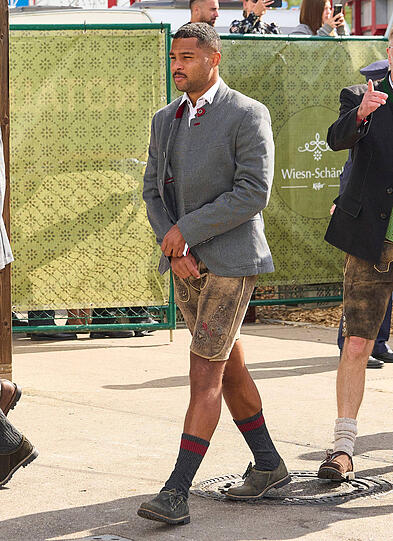 Serge Gnabry, wie die anderen Spieler fesch in Tracht.