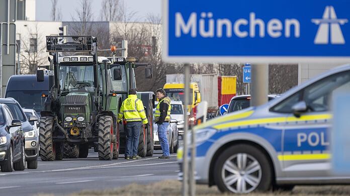 An sieben Autobahnen und 17 Zufahrten rund um München blockieren Traktoren die Fahrbahnen. Rund 200 Bauern mit 160 Fahrzeugen haben sich laut Polizei beteiligt.