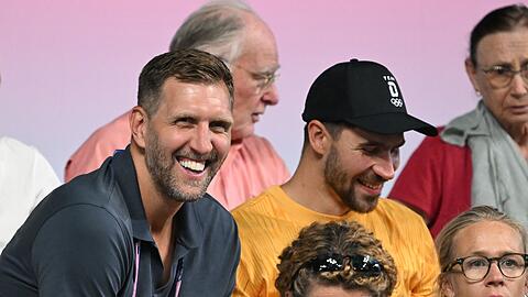 Dirk Nowitzki neben Tischtennisspieler Patrick Franziska auf der Tribüne. Die Basketball-Legende ist schon lang mit Boll befreundet.