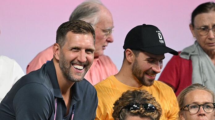 Dirk Nowitzki neben Tischtennisspieler Patrick Franziska auf der Tribüne. Die Basketball-Legende ist schon lang mit Boll befreundet.