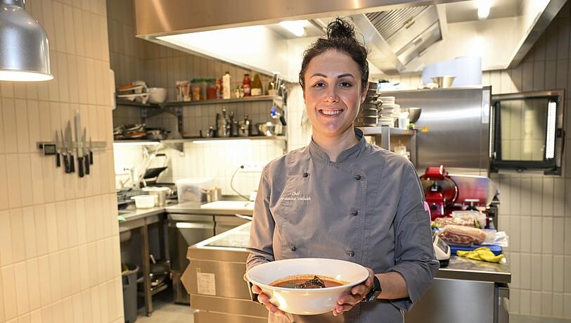 Köchin Antonina ist noch nicht lange in Deutschland. Inspiration holt sie sich auf Reisen in der Gastro-Szene in Kiew. Köchin Antonina ist noch nicht lange in Deutschland. Inspiration holt sie sich auf Reisen in der Gastro-Szene in Kiew.