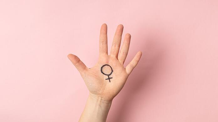 Auch mit kleinen Gesten im Alltag kann man mit Mikrofeminismus viel erreichen.