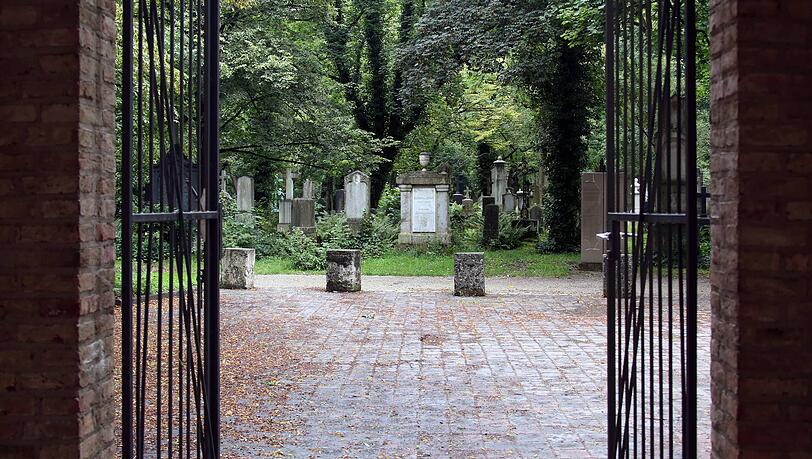 "Gerade angesichts der historischen Bedeutung des Südfriedhofes und auch der namhaften Münchner Persönlichkeiten, die hier begraben wurden, wie zum Beispiel Joseph von Fraunhofer, Leo von Klenze oder Wilhelm von Kaulbach, darf eine Verwahrlosung dieses Geländes nicht hingenommen werden", teilt die CSU/FW-Stadtratsfraktion mit. "Gerade angesichts der historischen Bedeutung des Südfriedhofes und auch der namhaften Münchner Persönlichkeiten, die hier begraben wurden, wie zum Beispiel Joseph von Fraunhofer, Leo von Klenze oder Wilhelm von Kaulbach, darf eine Verwahrlosung dieses Geländes nicht hingenommen werden", teilt die CSU/FW-Stadtratsfraktion mit.