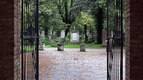 "Gerade angesichts der historischen Bedeutung des S&uuml;dfriedhofes und auch der namhaften M&uuml;nchner Pers&ouml;nlichkeiten, die hier begraben wurden, wie zum Beispiel Joseph von Fraunhofer, Leo von Klenze oder Wilhelm von Kaulbach, darf eine Verwahrlosung dieses Gel&auml;ndes nicht hingenommen werden", teilt die CSU/FW-Stadtratsfraktion mit.
