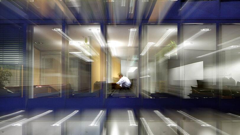 Ein Arbeitnehmer im abendlichen B&uuml;ro. Die Identifikation mit dem Beruf nimmt laut einer neuen Umfrage ab. (Symbolbild)